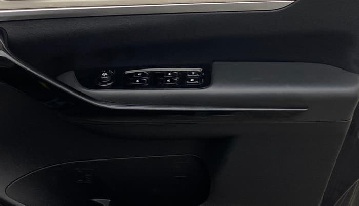 2022 Mahindra XUV700 AX 7 P AT 7 STR, Petrol, Automatic, 78,909 km, Driver Side Door Panels Control