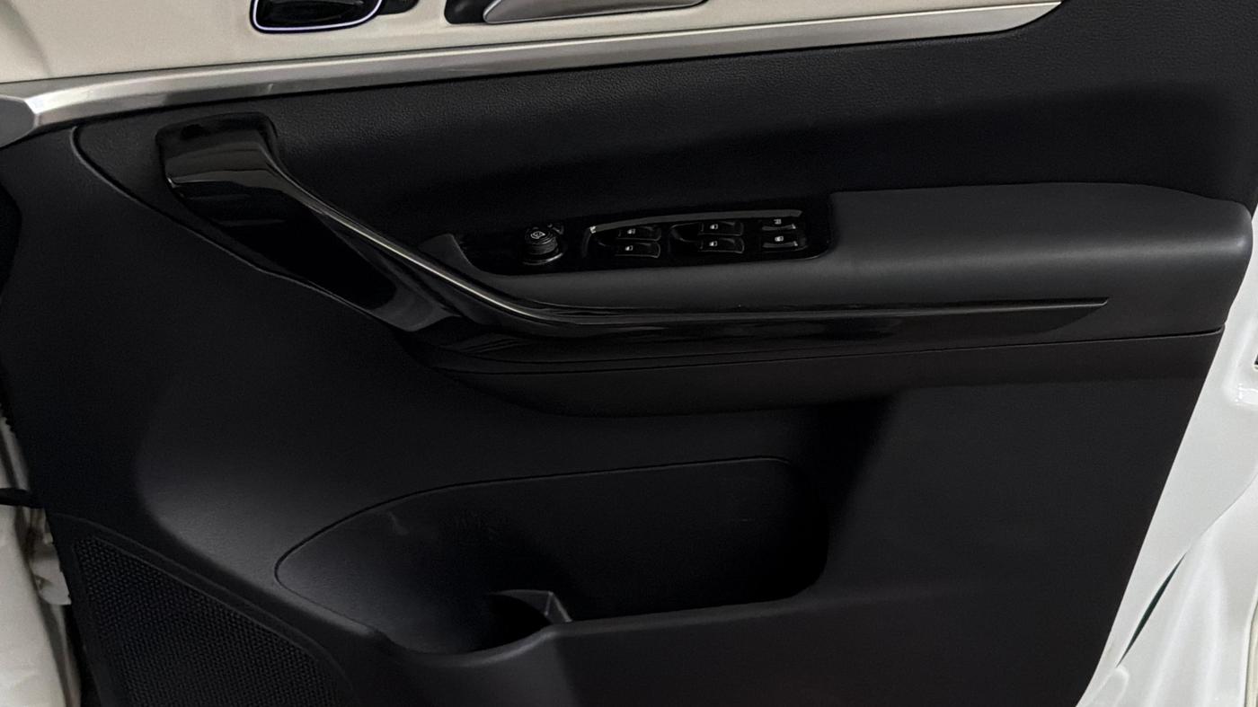 2022 Mahindra XUV700 AX 7 LUXURY P AT 7 STR, Petrol, Automatic, 48,653 km, Driver Side Door Panels Control