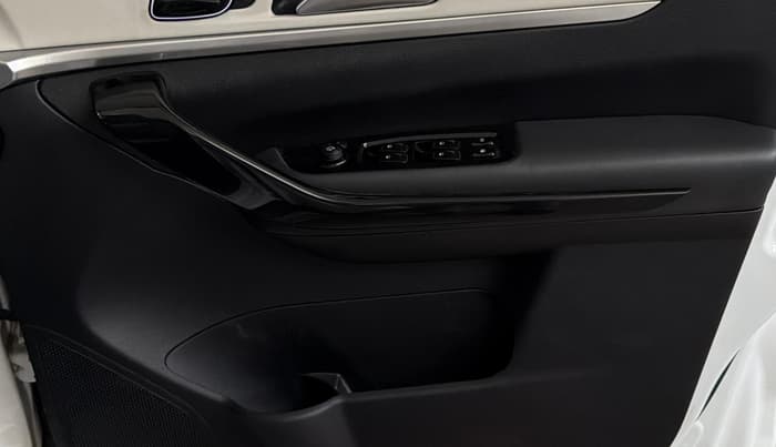 2022 Mahindra XUV700 AX 7 LUXURY P AT 7 STR, Petrol, Automatic, 48,653 km, Driver Side Door Panels Control
