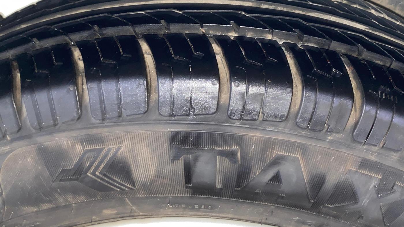 2015 Maruti Swift VXI, Petrol, Manual, 43,088 km, Right Rear Tyre Tread