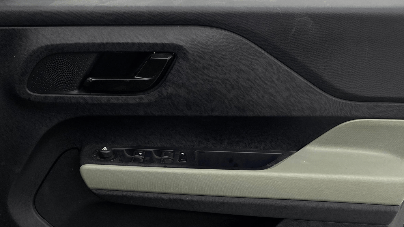 2022 Tata PUNCH ADVENTURE MT, Petrol, Manual, 23,423 km, Driver Side Door Panels Control