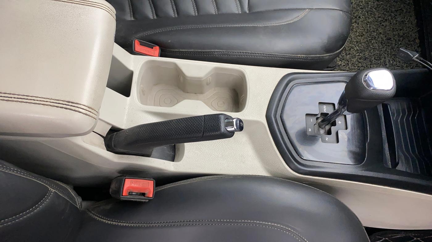 2022 Mahindra XUV300 W6 1.5 DIESEL AMT, Diesel, Automatic, 60,791 km, Gear Lever