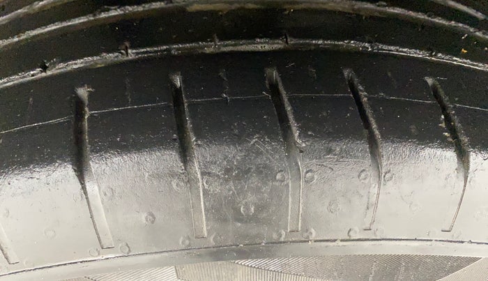 2022 Mahindra XUV300 W6 1.5 DIESEL AMT, Diesel, Automatic, 60,728 km, Left Front Tyre Tread