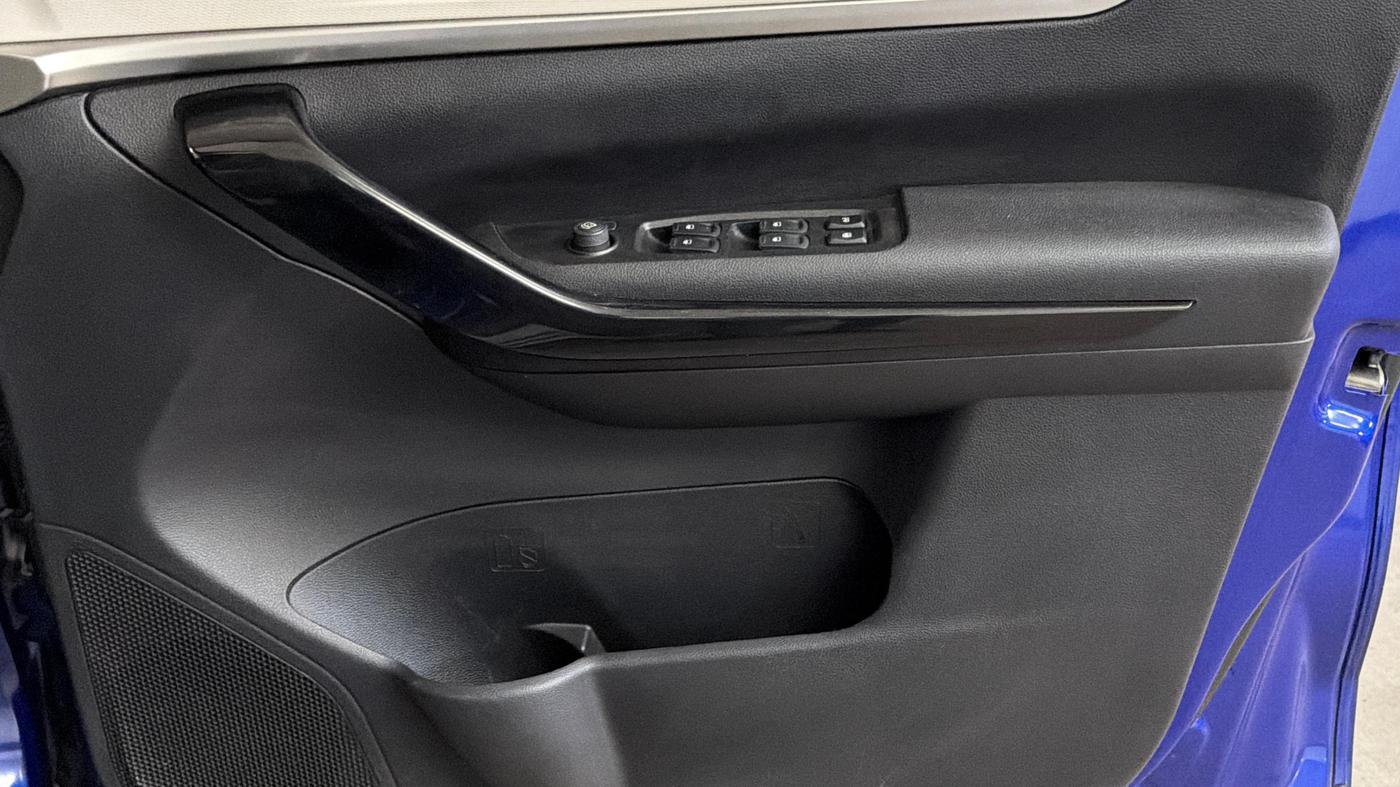 2022 Mahindra XUV700 AX 5 P AT 5 STR, Petrol, Automatic, 38,972 km, Driver Side Door Panels Control
