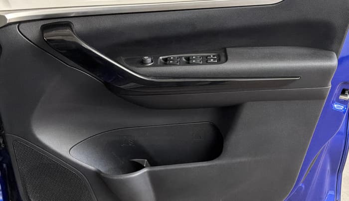 2022 Mahindra XUV700 AX 5 P AT 5 STR, Petrol, Automatic, 38,972 km, Driver Side Door Panels Control