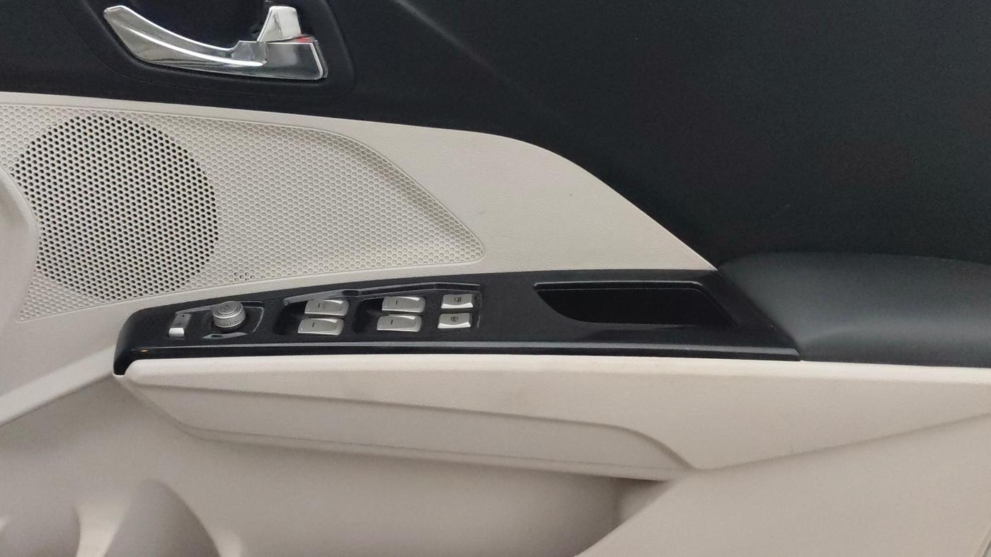 2020 Mahindra XUV300 W8 (O) 1.2 PETROL, Petrol, Manual, 64,152 km, Driver Side Door Panels Control