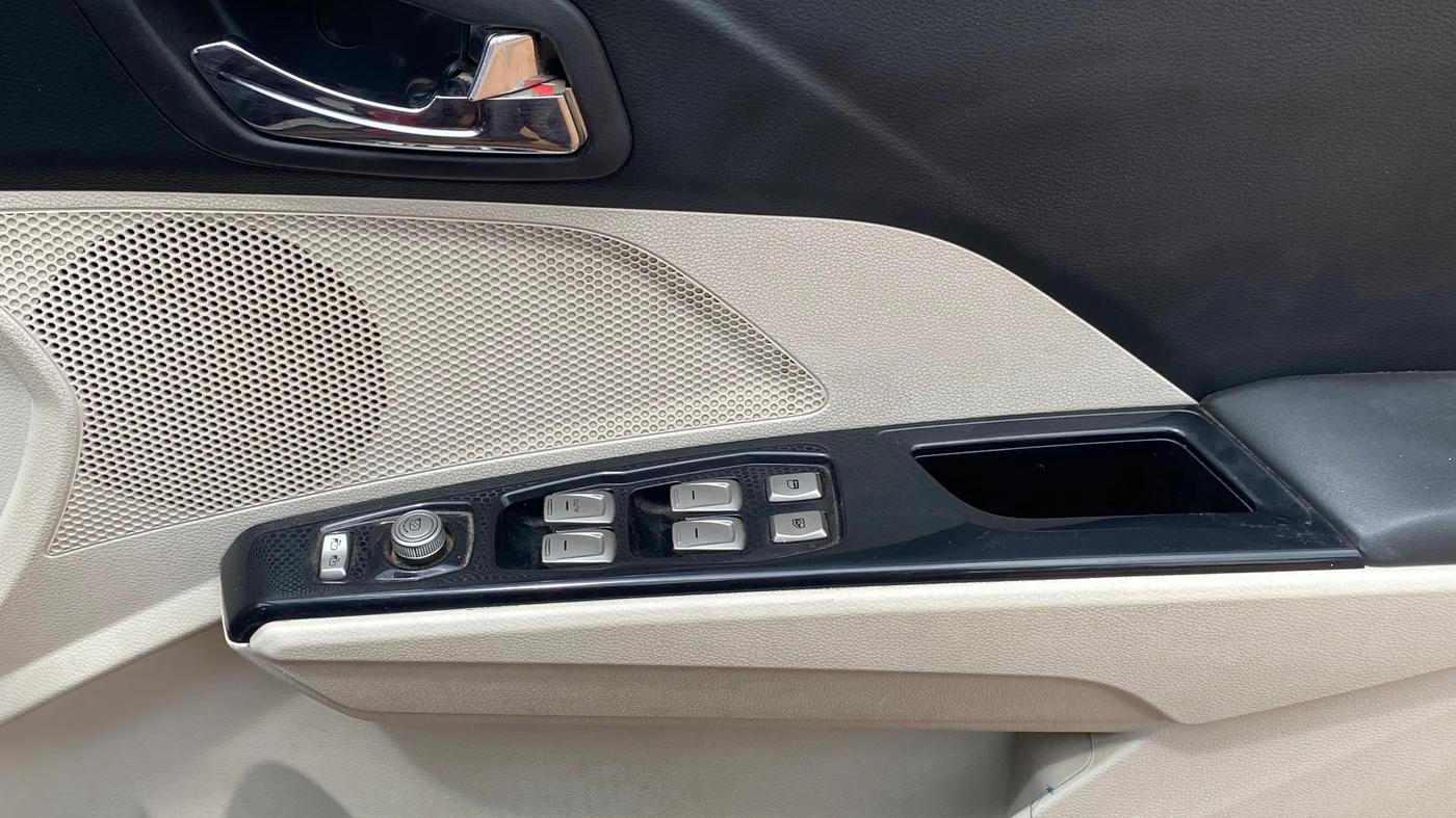 2019 Mahindra XUV300 W8 1.2 PETROL, Petrol, Manual, 38,170 km, Driver Side Door Panels Control