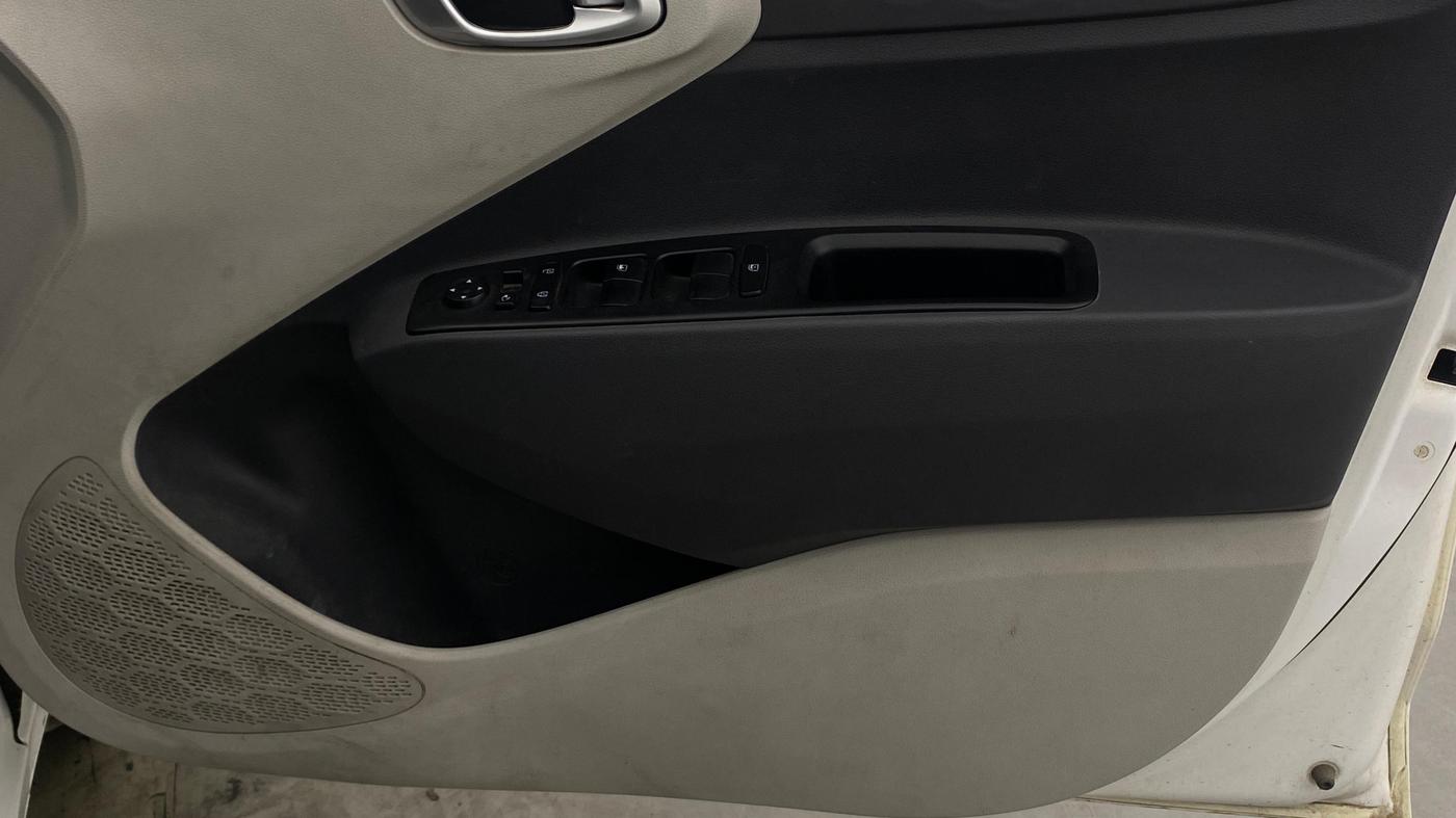 2022 Hyundai AURA SX 1.2 CNG, CNG, Manual, 1,01,211 km, Driver Side Door Panels Control