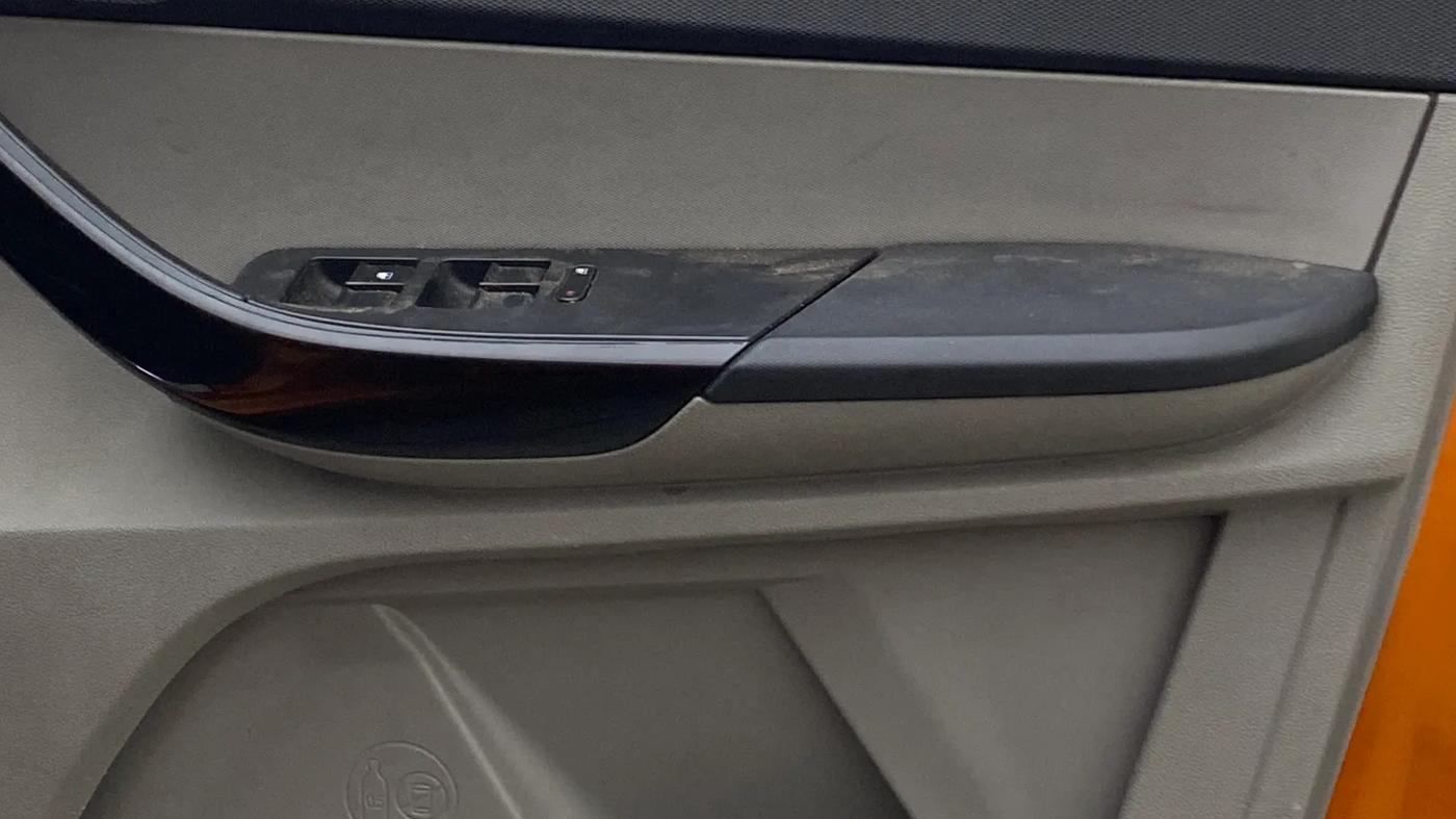2018 Tata Tiago XZ PLUS DIESEL, Diesel, Manual, 1,05,113 km, Driver Side Door Panels Control