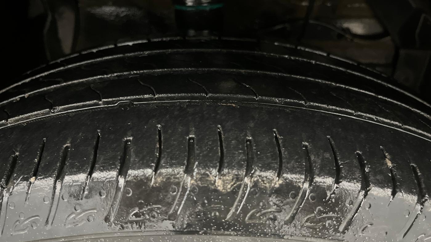2023 Maruti BREZZA VXI SMART HYBRID, Petrol, Manual, 51,609 km, Right Front Tyre Tread
