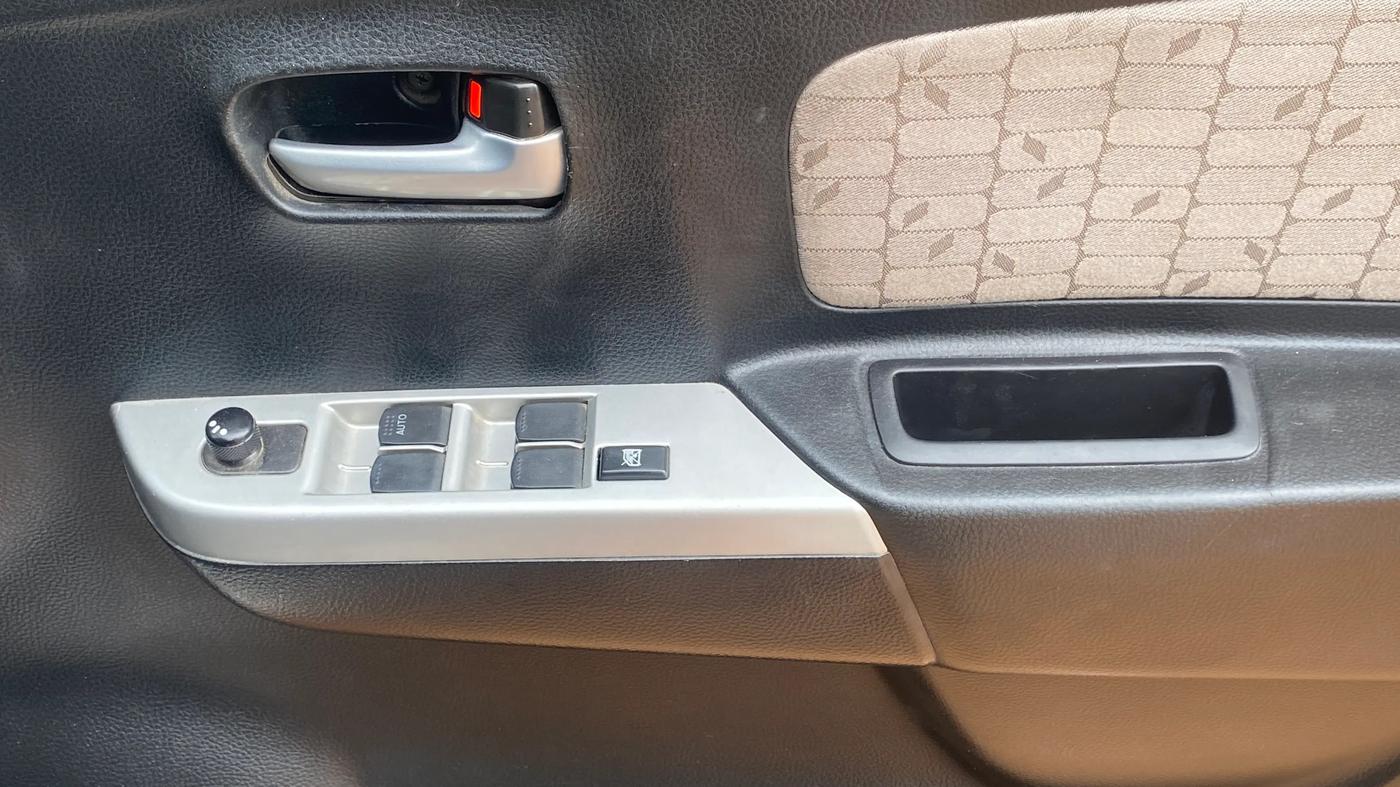 2013 Maruti Wagon R 1.0 VXI, Petrol, Manual, 52,605 km, Driver Side Door Panels Control
