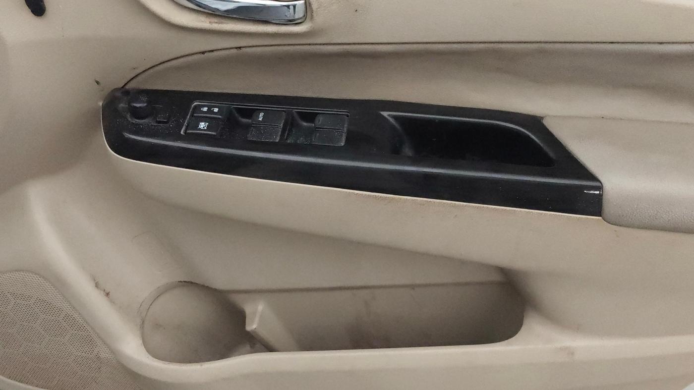 2015 Maruti Ciaz ZXI, CNG, Manual, 1,09,168 km, Driver Side Door Panels Control