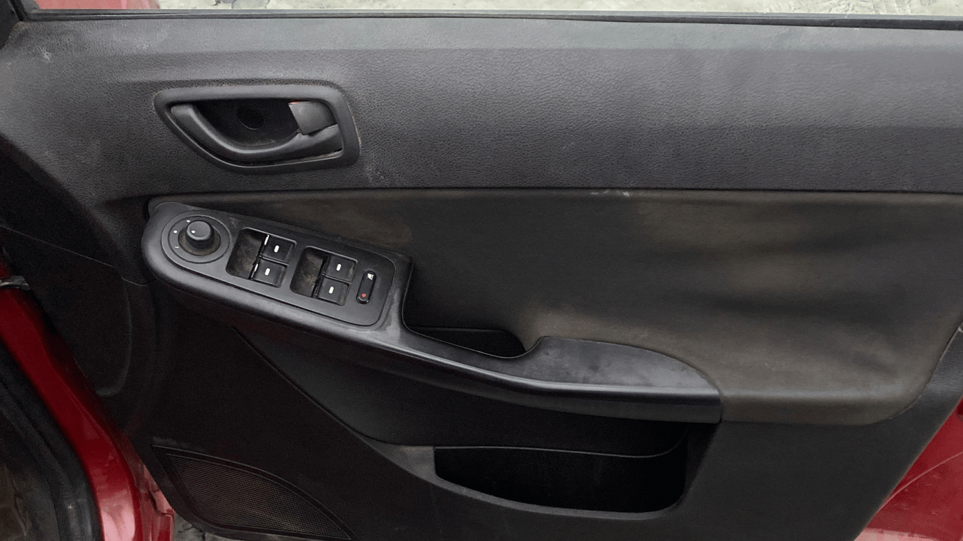 2015 Tata Bolt XMS REVOTRON, Petrol, Manual, 1,39,259 km, Driver Side Door Panels Control