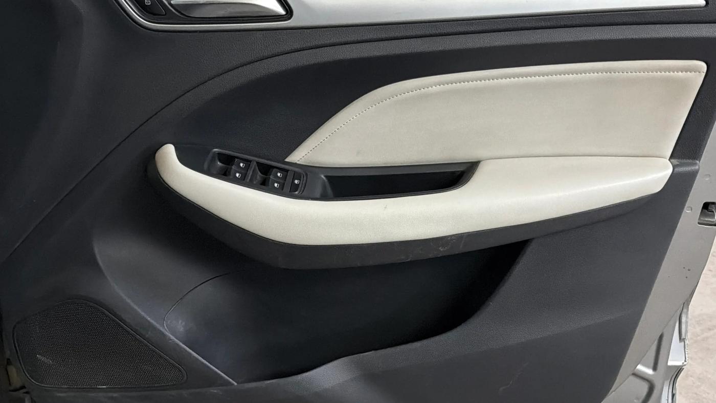2022 MG ASTOR SAVVY 1.5 CVT, Petrol, Automatic, 42,582 km, Driver Side Door Panels Control