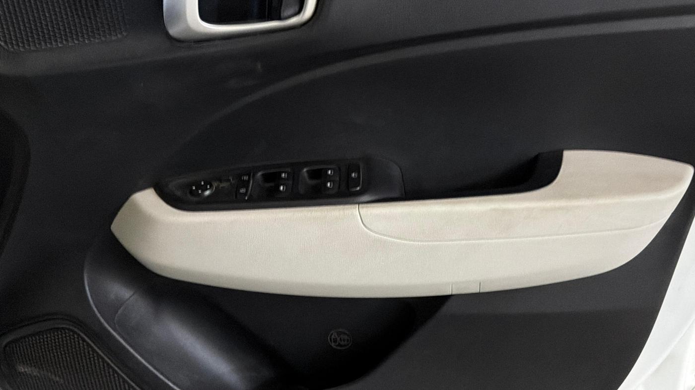 2022 Hyundai VENUE S PLUS 1.5 CRDI, Diesel, Manual, 58,504 km, Driver Side Door Panels Control