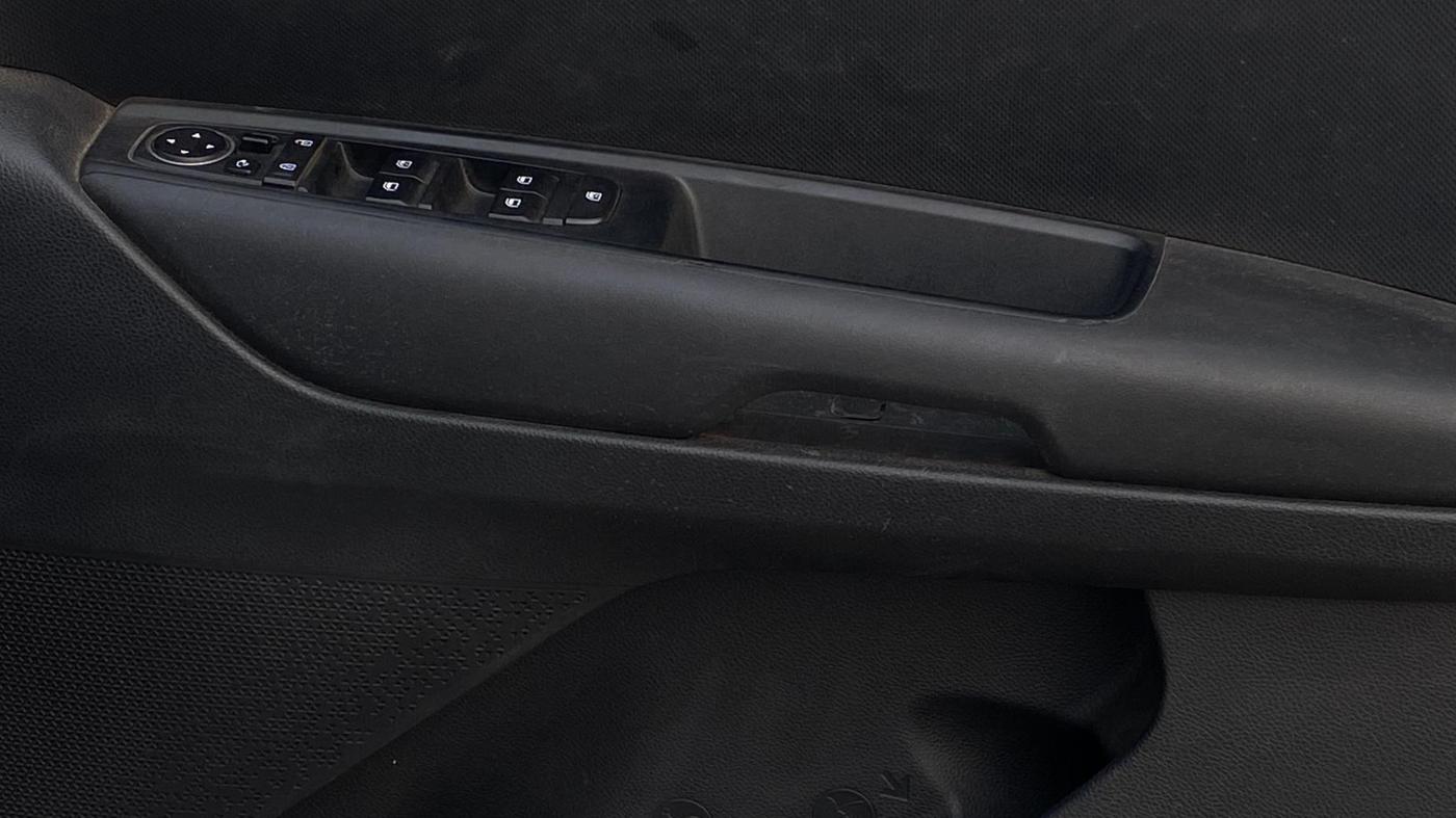 2021 KIA SONET HTK PLUS 1.5 AT, Diesel, Automatic, 1,15,286 km, Driver Side Door Panels Control
