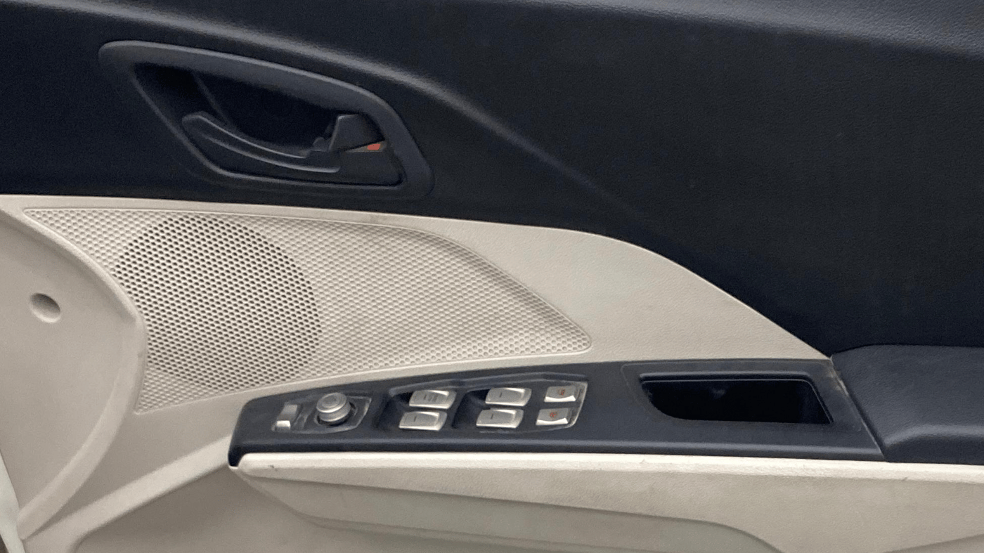 2022 Mahindra XUV300 W6 1.5 DIESEL AMT, Diesel, Automatic, 14,620 km, Driver Side Door Panels Control