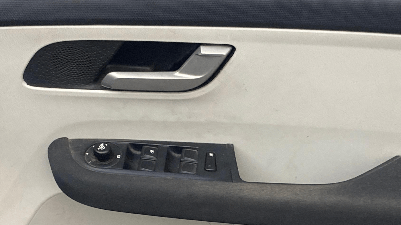 2023 Tata ALTROZ XZ PETROL, Petrol, Manual, 39,126 km, Driver Side Door Panels Control