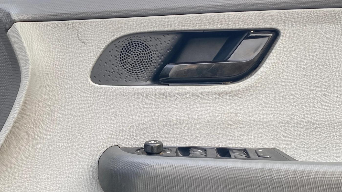 2020 Tata ALTROZ XT PETROL, Petrol, Manual, 1,23,702 km, Driver Side Door Panels Control