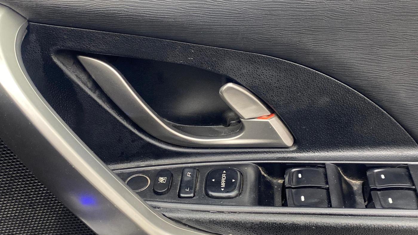 2018 Mahindra XUV500 W7, Diesel, Manual, 1,11,404 km, Driver Side Door Panels Control