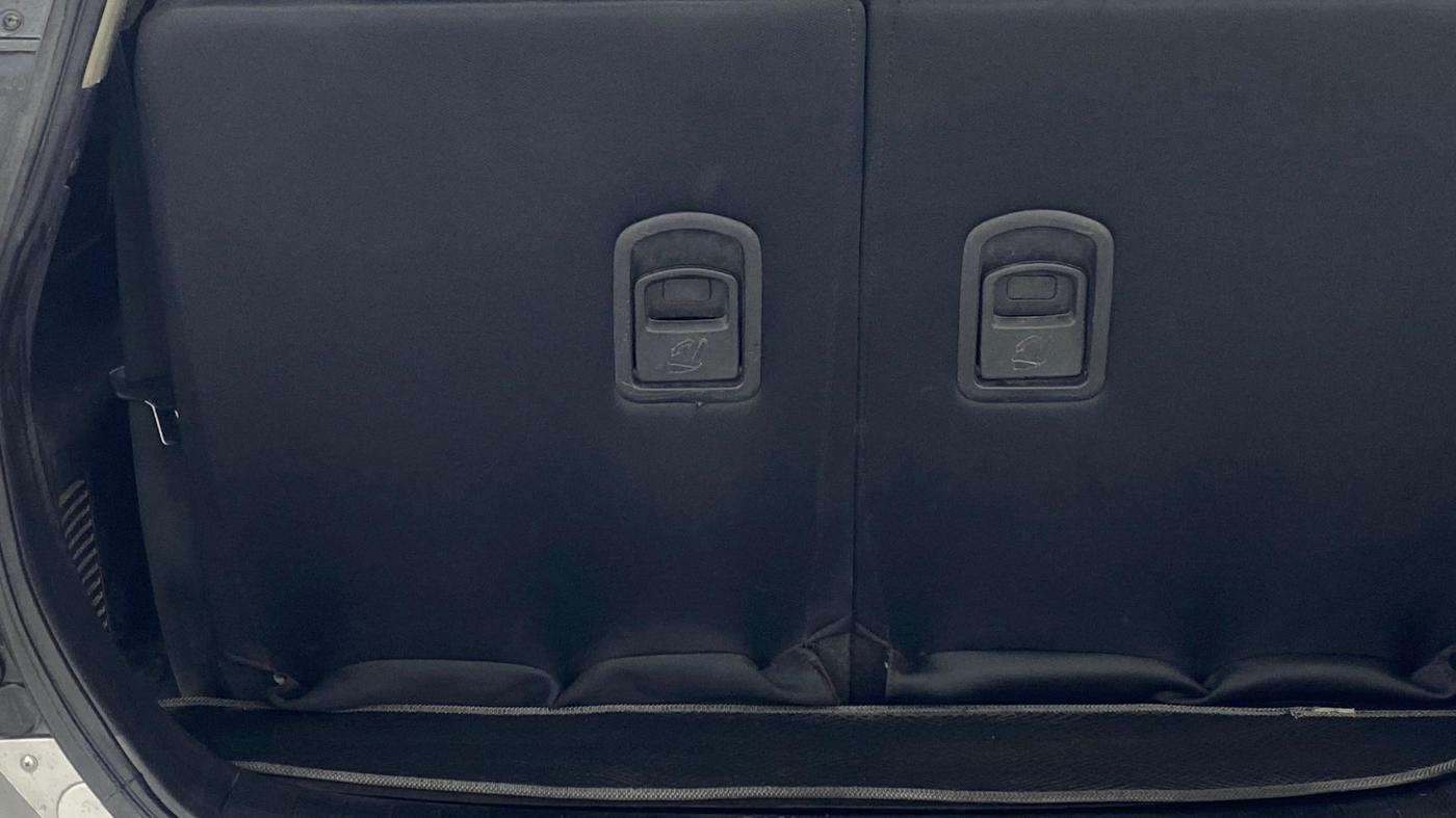 2018 Mahindra XUV500 W7, Diesel, Manual, 1,11,404 km, Boot Inside