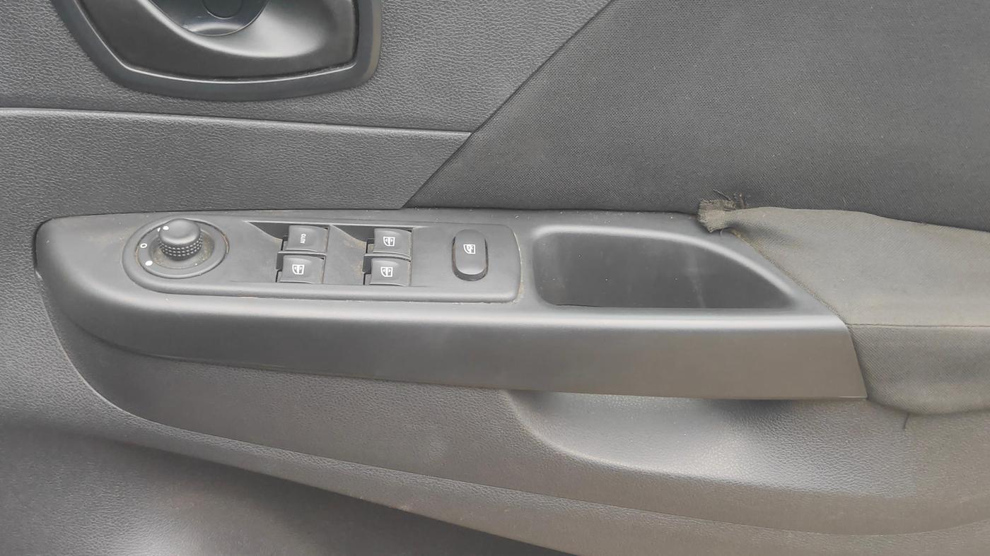 2018 Renault Captur RXE PETROL, Petrol, Manual, 72,123 km, Driver Side Door Panels Control