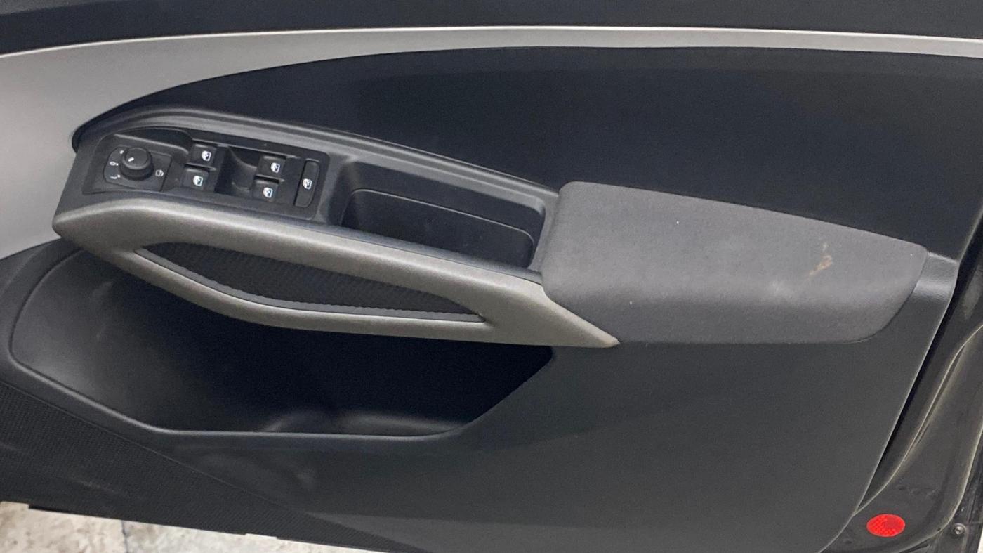 2025 Skoda Kylaq Signature Plus, Petrol, Manual, 8,800 km, Driver Side Door Panels Control