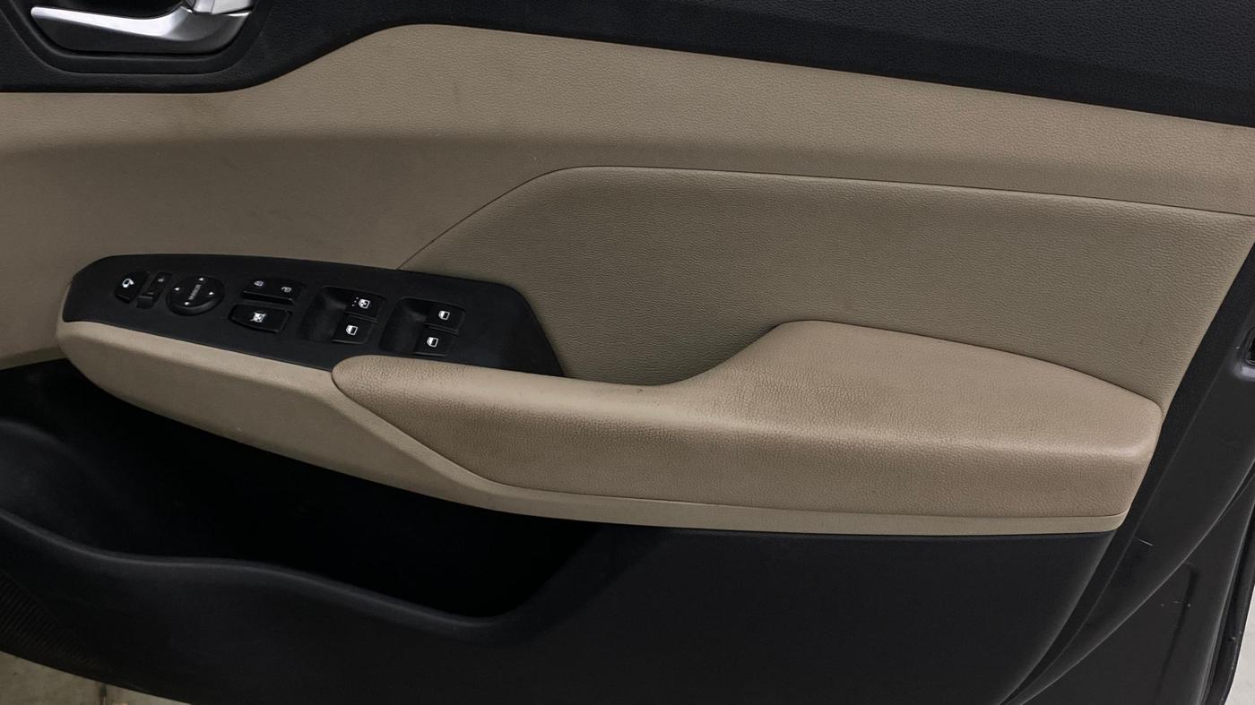 2021 Hyundai Verna SX (O)1.5 VTVT, Petrol, Manual, 1,17,381 km, Driver Side Door Panels Control