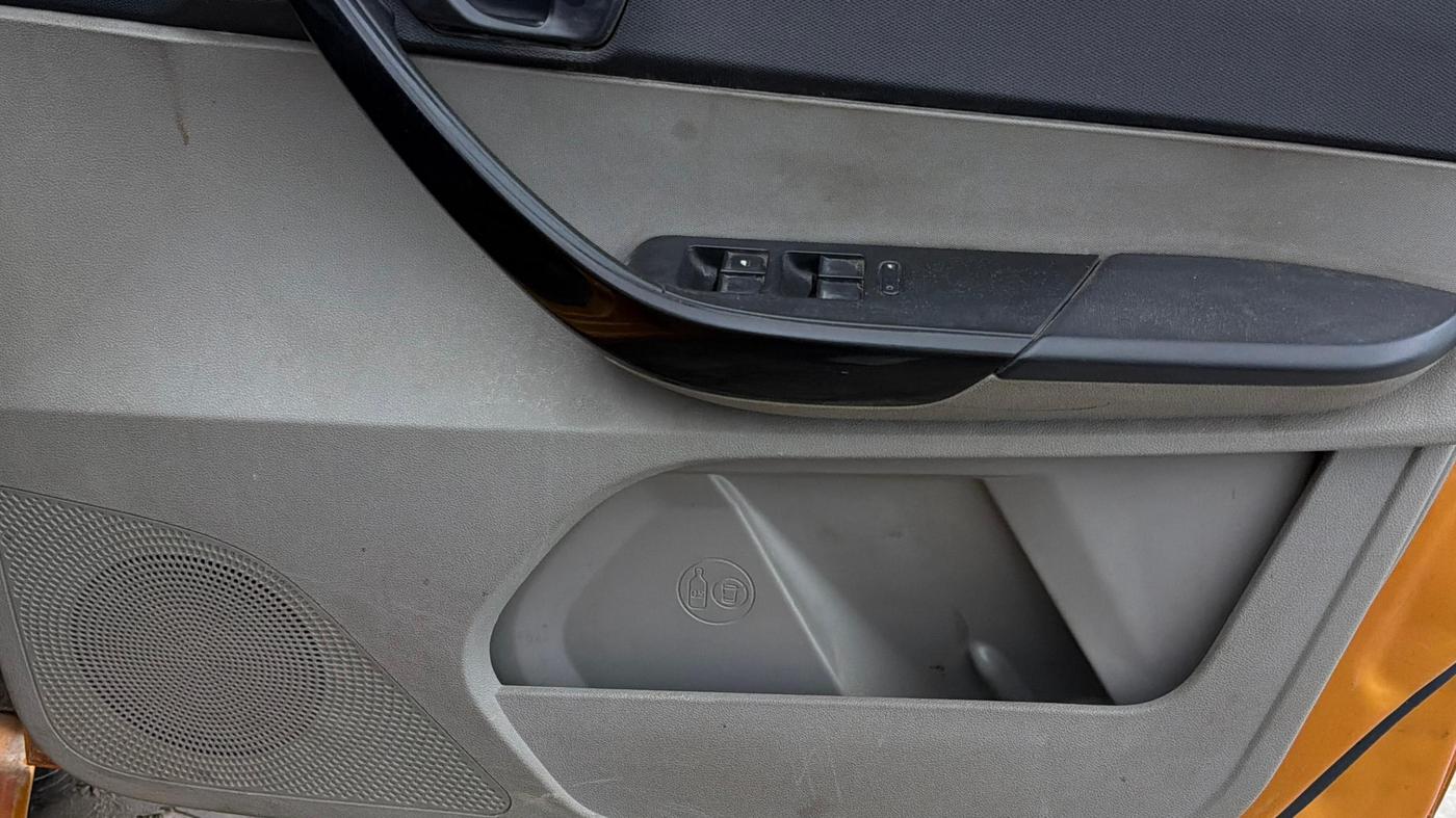 2017 Tata Tiago XTA PETROL, Petrol, Automatic, 81,685 km, Driver Side Door Panels Control