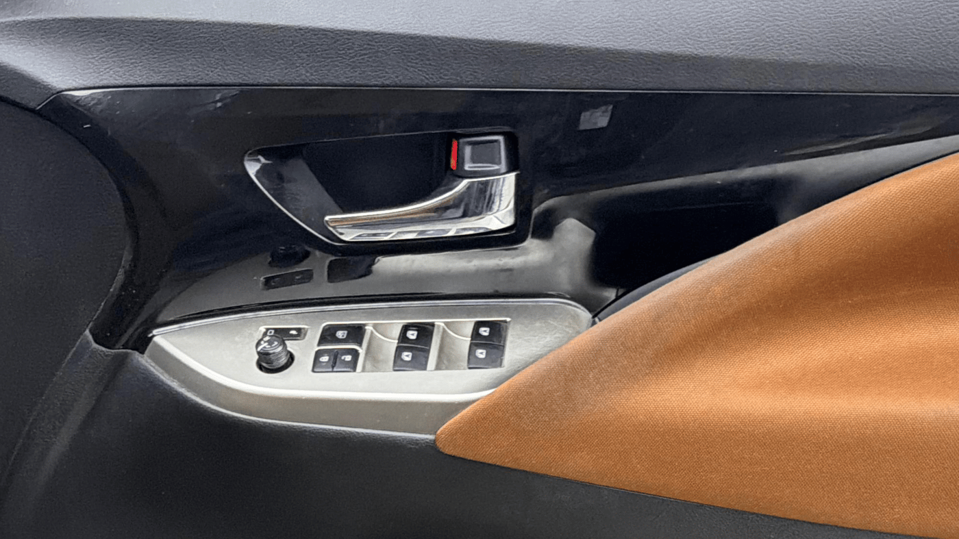 2022 Toyota Innova Crysta 2.7 ZX AT 7 STR, Petrol, Automatic, 62,807 km, Driver Side Door Panels Control