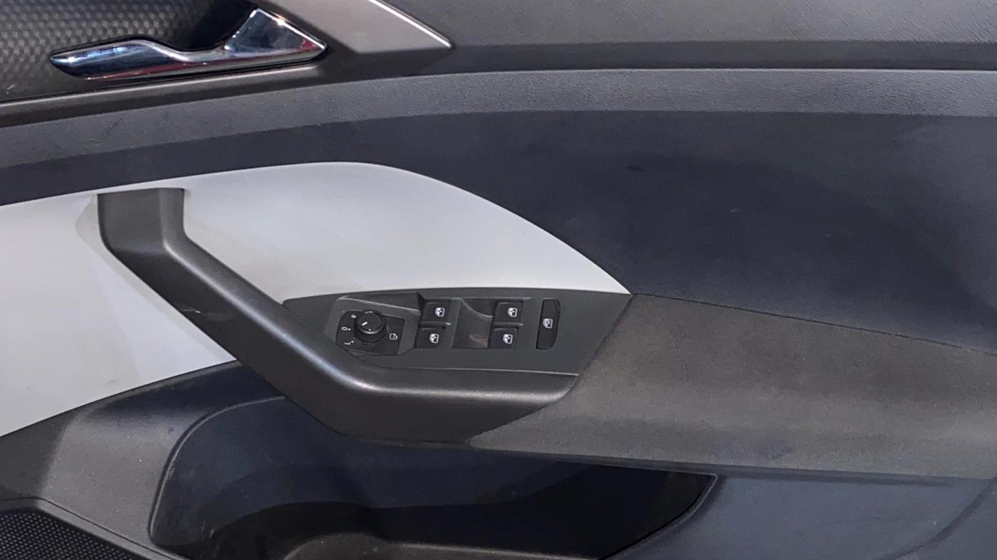 2025 Skoda KUSHAQ  Signature 1.0L TSI MT , Petrol, Manual, 2,556 km, Driver Side Door Panels Control