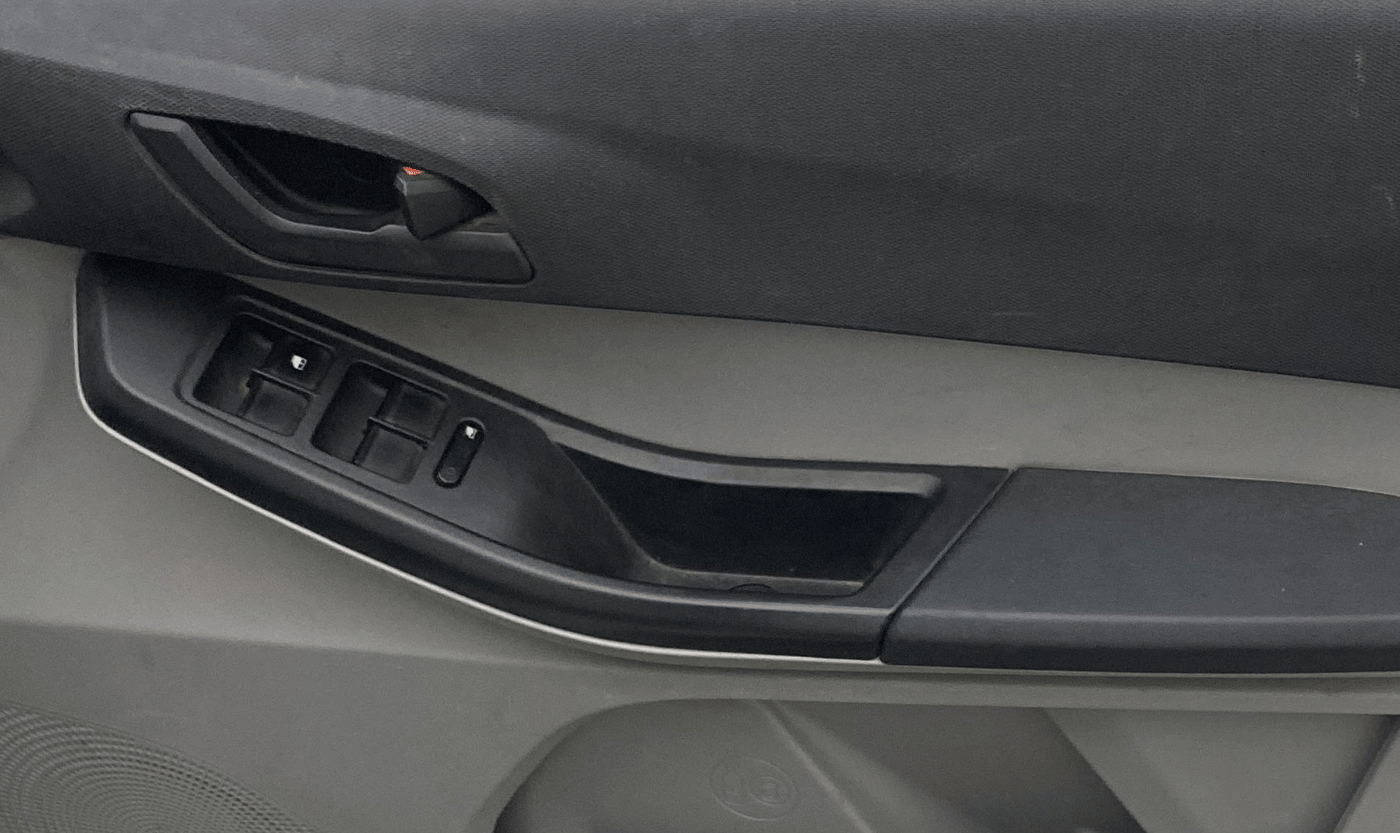 2022 Tata Tiago XT PETROL, Petrol, Manual, 1,08,628 km, Driver Side Door Panels Control