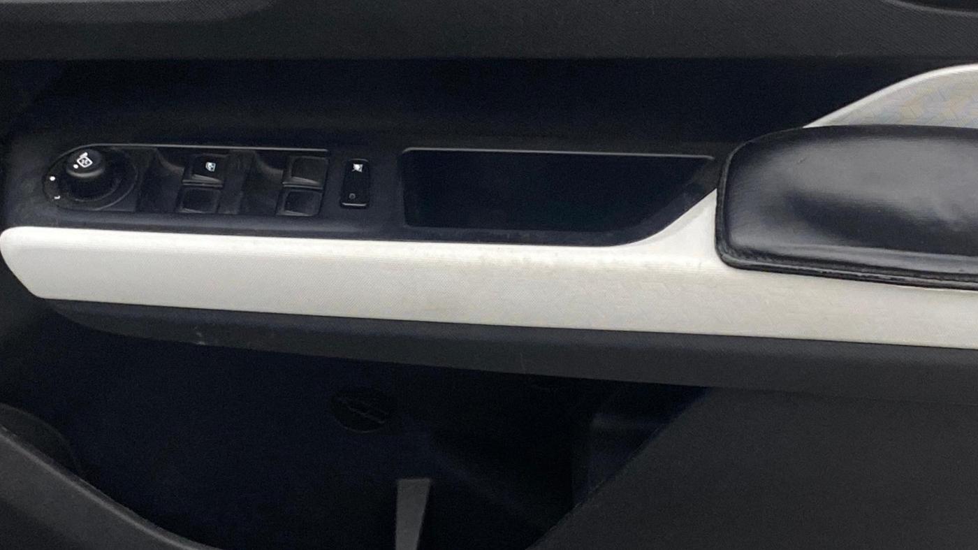 2022 Tata PUNCH ACCOMPLISHED AMT, Petrol, Automatic, 36,195 km, Driver Side Door Panels Control