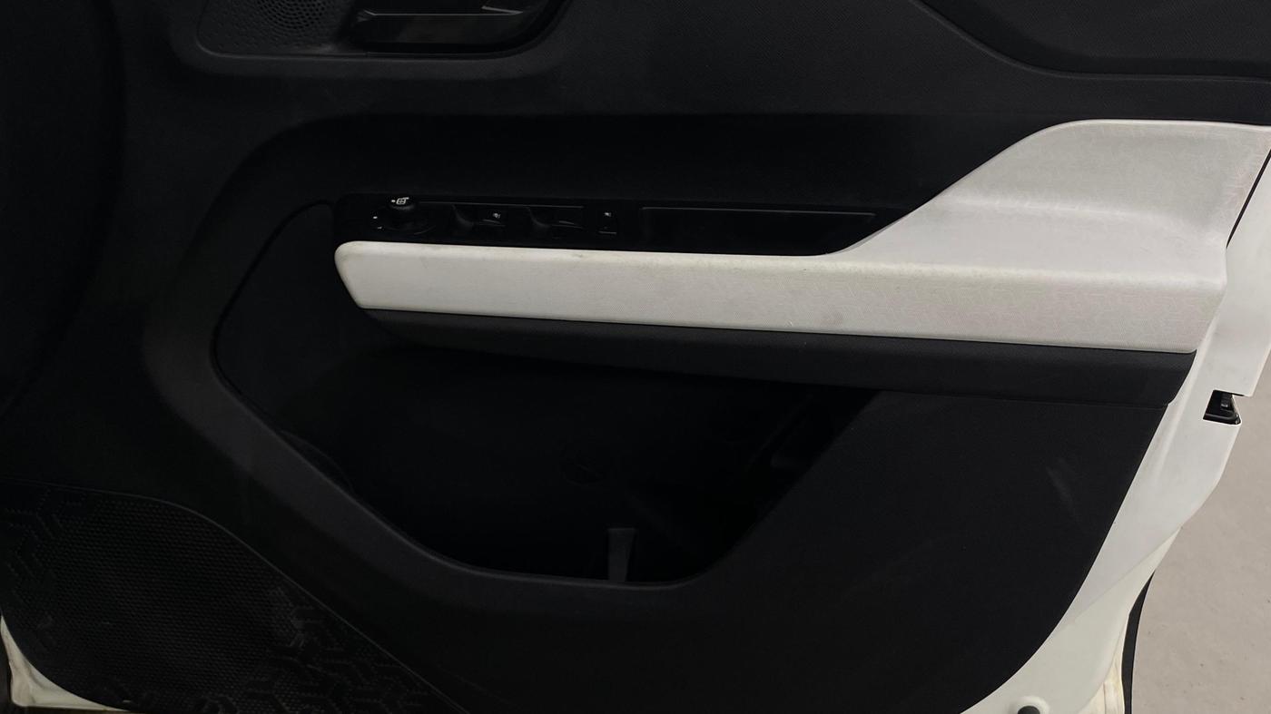 2024 Tata PUNCH ACCOMPLISHED DAZZLE SUNROOF CNG MT, CNG, Manual, 26,504 km, Driver Side Door Panels Control