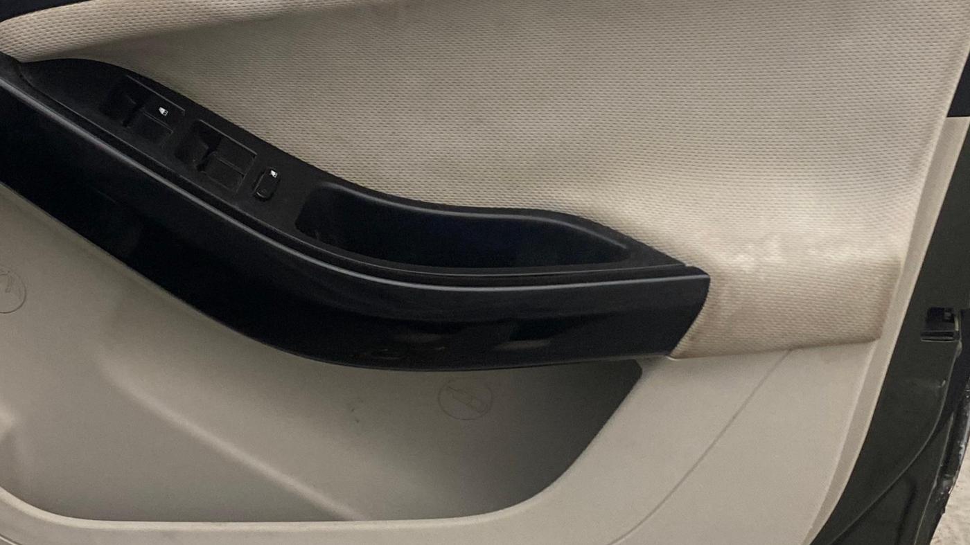 2022 Tata NEXON XZ PLUS PETROL, Petrol, Manual, 1,37,249 km, Driver Side Door Panels Control