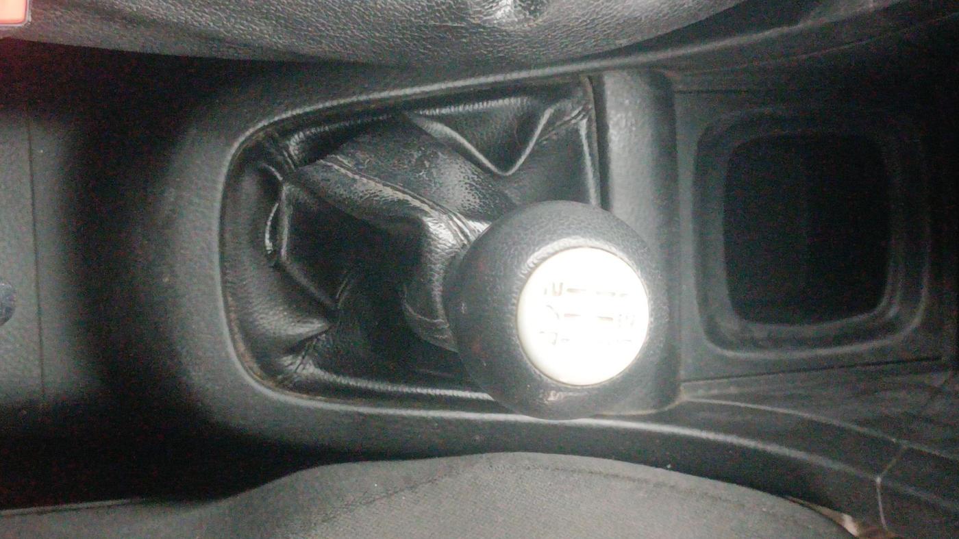 2014 Maruti Swift VXI, Petrol, Manual, 1,19,088 km, Gear Lever