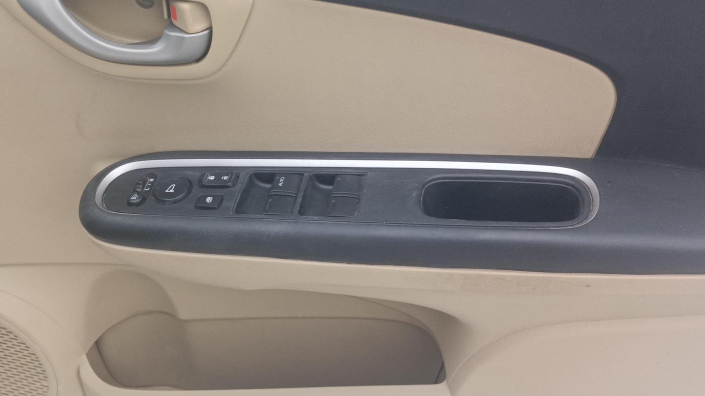2014 Honda Mobilio 1.5L I-DTEC RS, Diesel, Manual, 1,13,459 km, Driver Side Door Panels Control