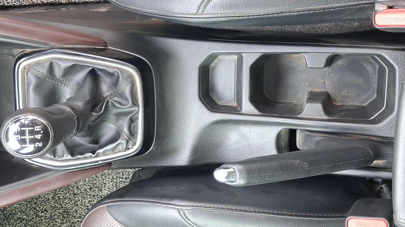 2023 Maruti Grand Vitara ALPHA SMART HYBRID, Petrol, Manual, 89,305 km, Gear Lever