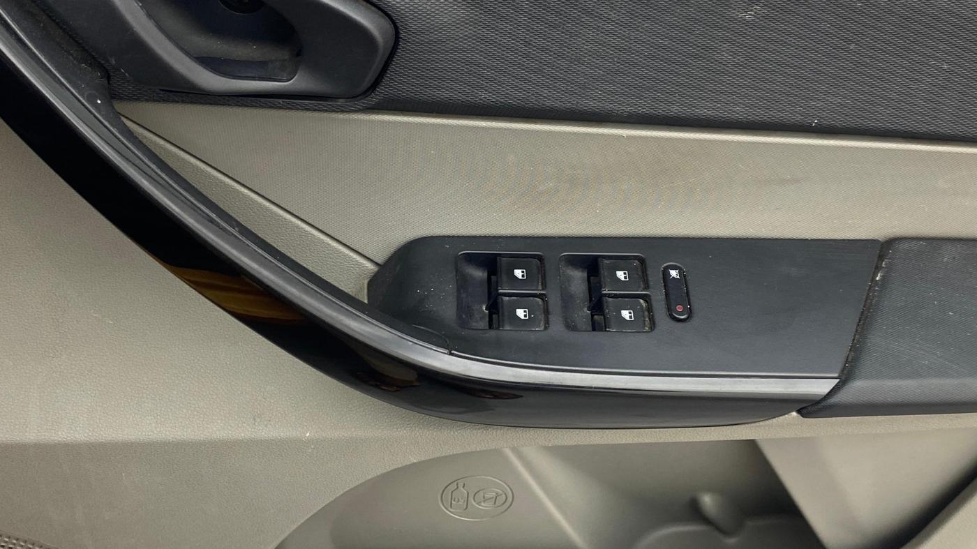 2016 Tata Tiago XT PETROL, Petrol, Manual, 52,477 km, Driver Side Door Panels Control