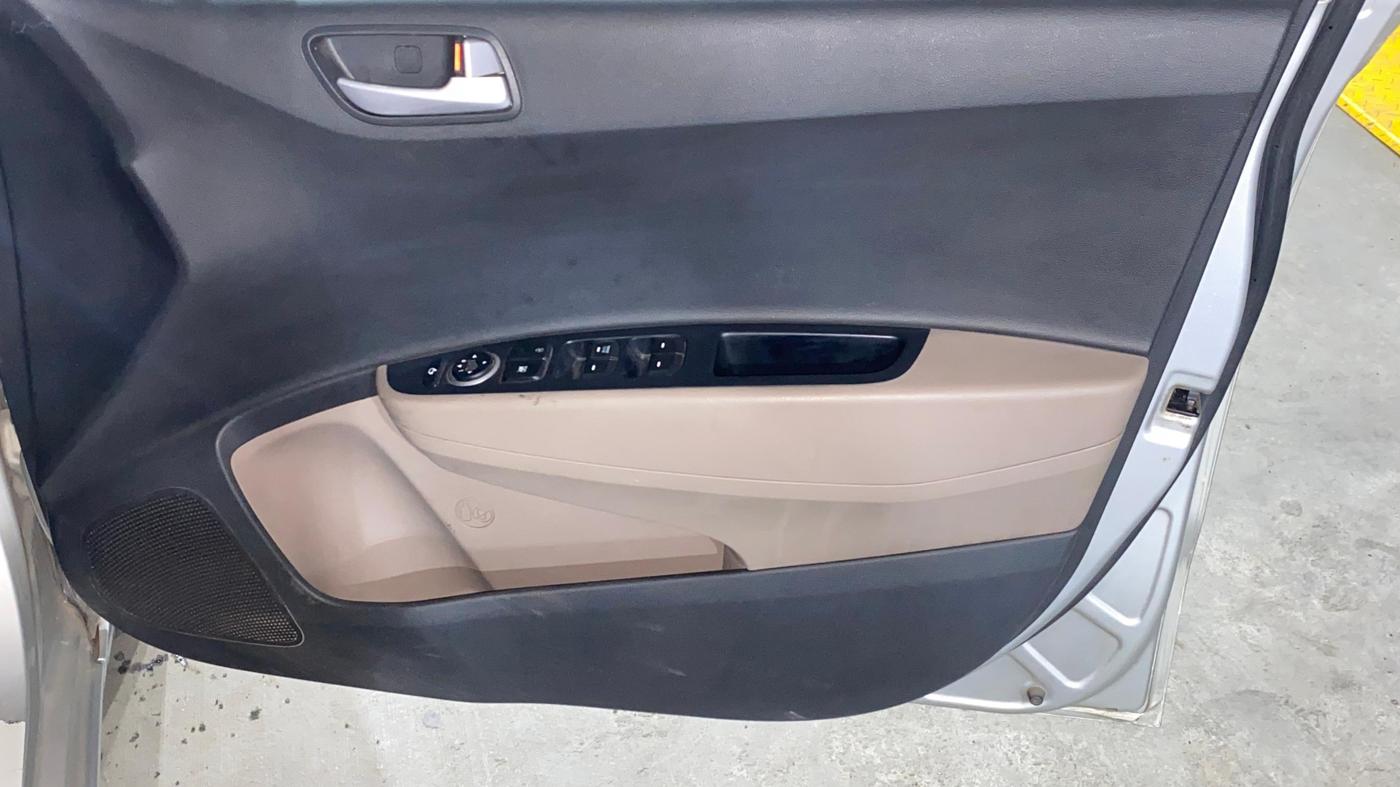 2017 Hyundai Grand i10 ASTA 1.2 KAPPA VTVT, Petrol, Manual, 1,22,895 km, Driver Side Door Panels Control