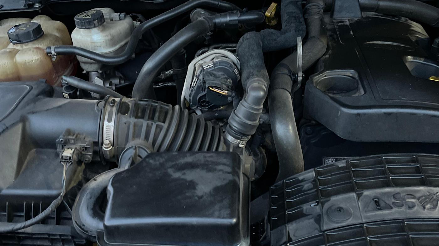 2020 Ford Endeavour TITANIUM PLUS 2.0 4X4 AT SUNROOF, Diesel, Automatic, 1,43,292 km, Engine View - Right
