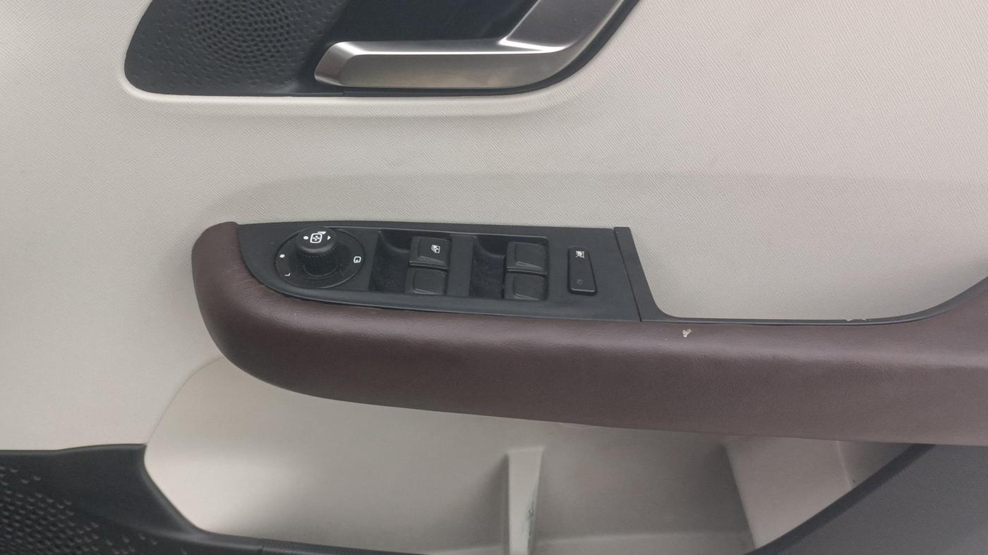2023 Tata ALTROZ XZ PETROL, Petrol, Manual, 72,711 km, Driver Side Door Panels Control