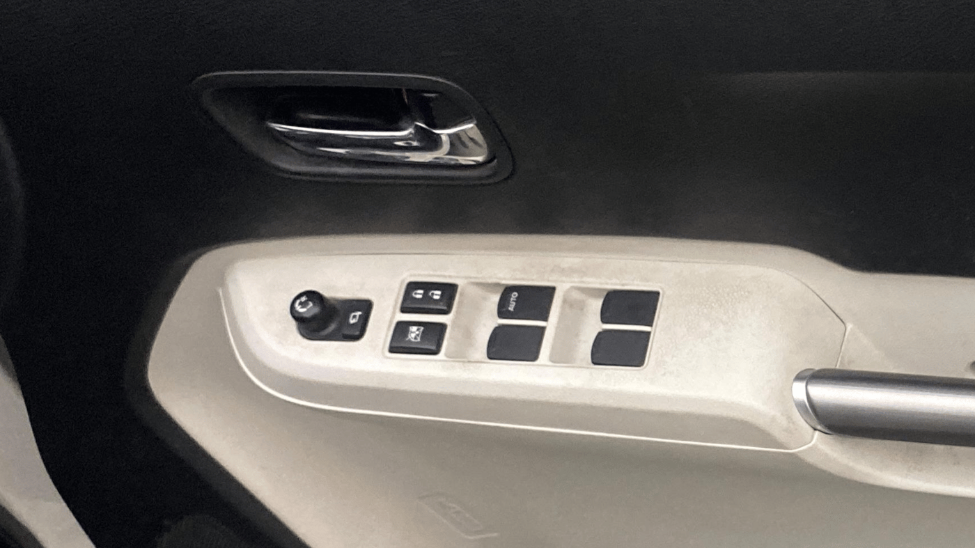 2022 Maruti IGNIS ALPHA 1.2, Petrol, Manual, 29,403 km, Driver Side Door Panels Control