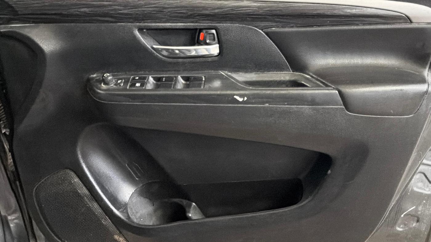 2023 Maruti XL6 ZETA CNG, CNG, Manual, 93,827 km, Driver Side Door Panels Control