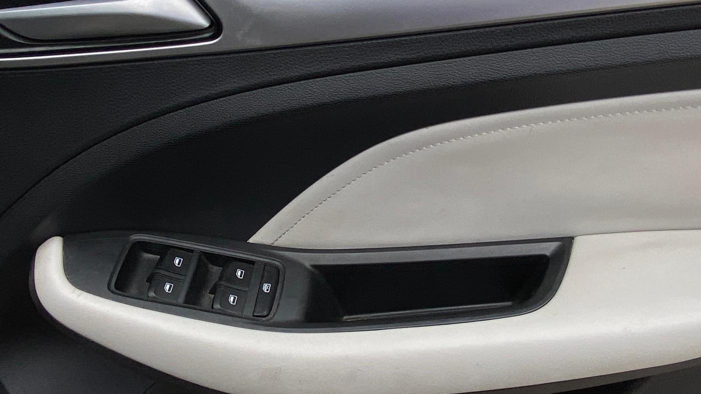 2024 MG ASTOR Select 1.5 CVT (Ivory), Petrol, Automatic, 42,475 km, Driver Side Door Panels Control