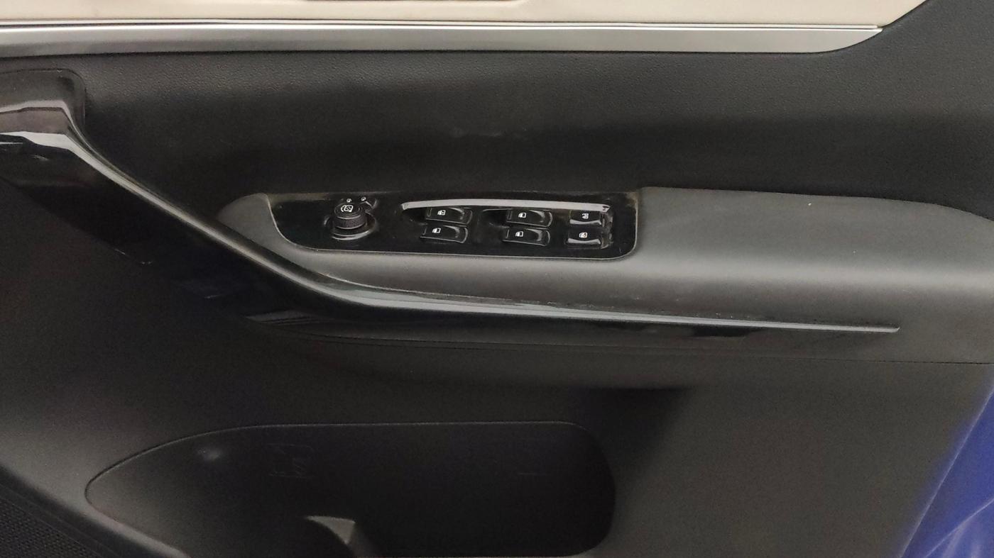 2022 Mahindra XUV700 AX 7 LUXURY P AT 7 STR, Petrol, Automatic, 93,087 km, Driver Side Door Panels Control