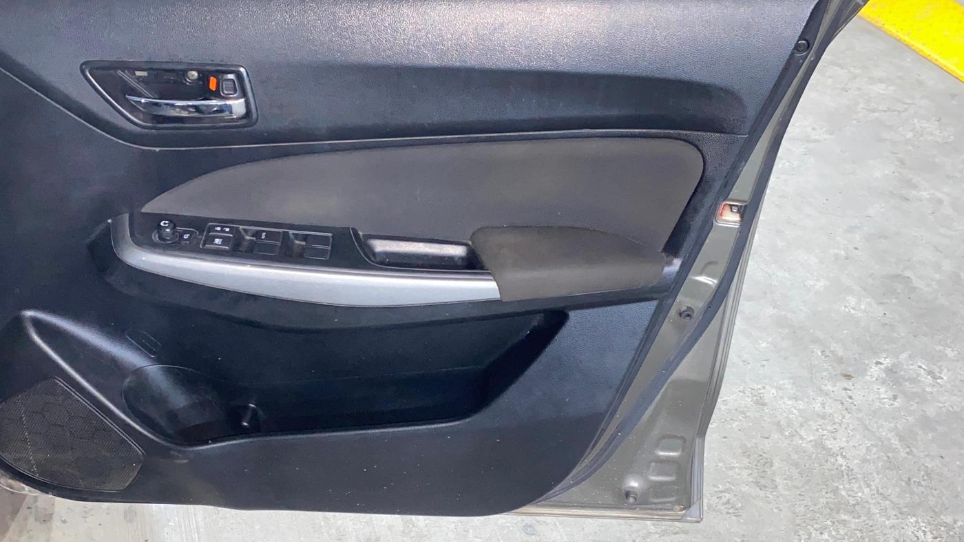 2018 Maruti Swift ZXI PLUS, Petrol, Manual, 61,477 km, Driver Side Door Panels Control