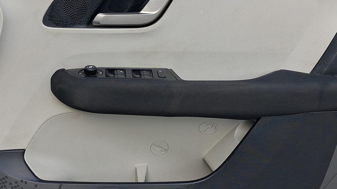 2024 Tata ALTROZ XZ PLUS SUNROOF CNG, CNG, Manual, 52,740 km, Driver Side Door Panels Control