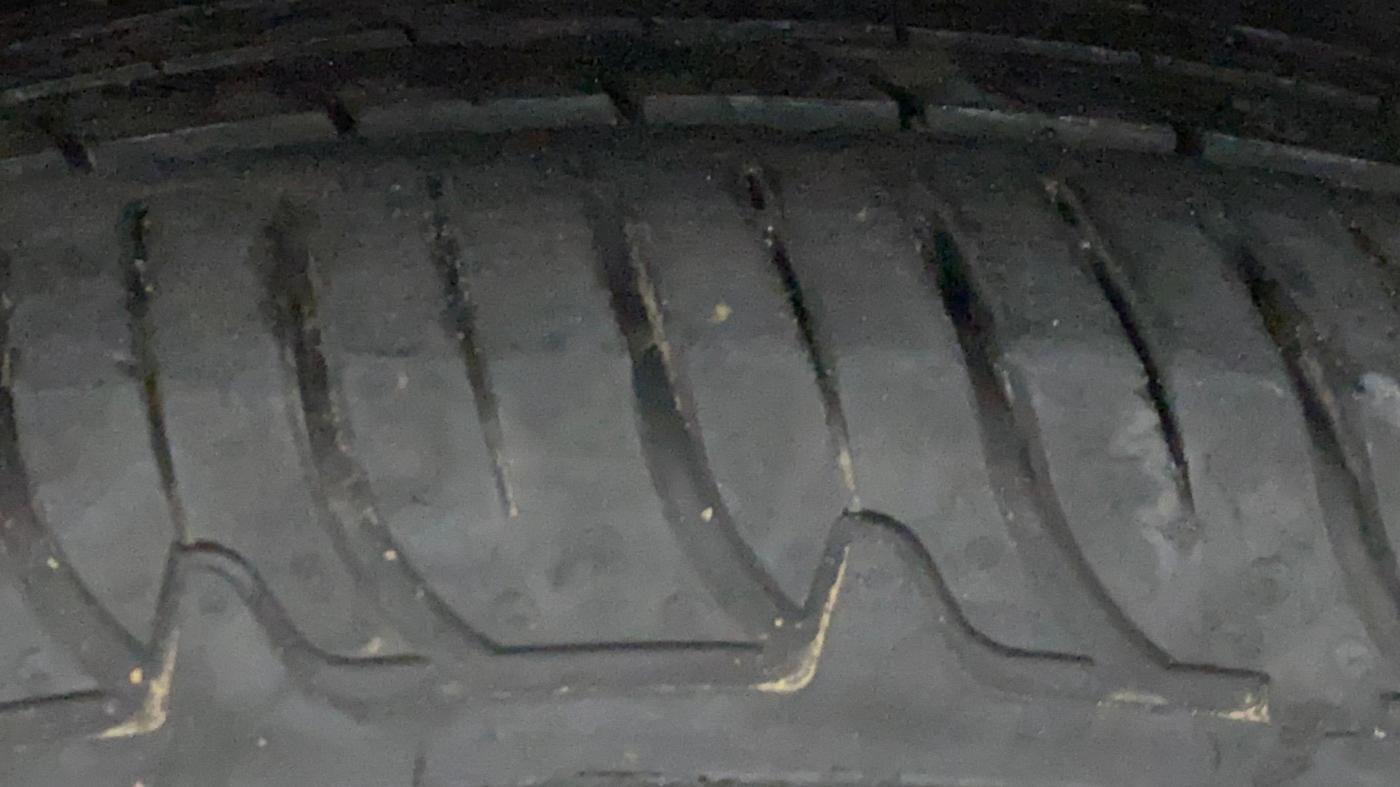2021 Tata Harrier XTA PLUS 2.0L KRYOTEC DARK EDITION, Diesel, Automatic, 1,20,339 km, Right Front Tyre Tread