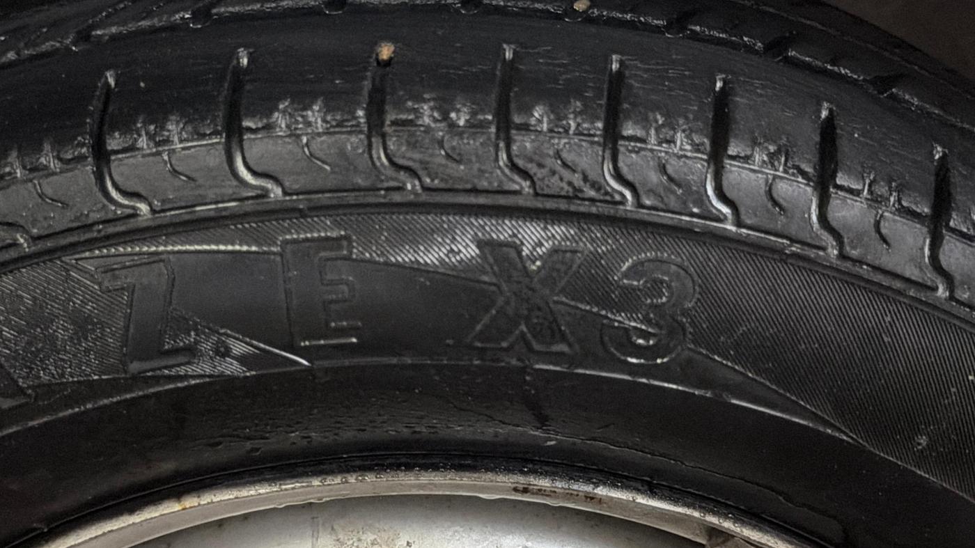 2015 Maruti Wagon R 1.0 LXI, Petrol, Manual, 88,867 km, Left Front Tyre Tread